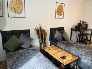 un soggiorno con 2 divani e un tavolo di Offline 51 City Apartments a Dusseldorf
