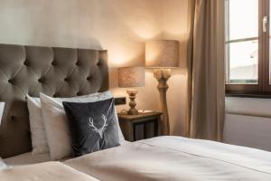 Letto o letti in una camera di Boutiquehotel Weisses Rössl