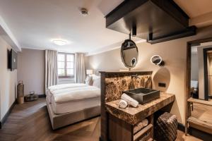 Letto o letti in una camera di Boutiquehotel Weisses Rössl