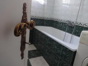 ベオグラードにあるApartment Baroqueの緑のタイル張りのバスルーム(バスタブ付) +11枚の写真