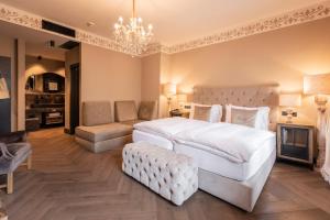 Letto o letti in una camera di Boutiquehotel Weisses Rössl