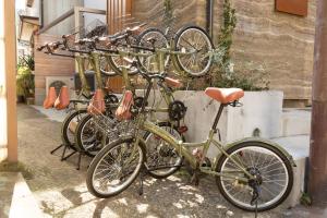 un grupo de bicicletas estacionadas una al lado de la otra en 173 ON THE ISLAND enoshima private villa 江の島仲見世通り徒歩3分にある1日1組限定の貸切別荘, en Fujisawa