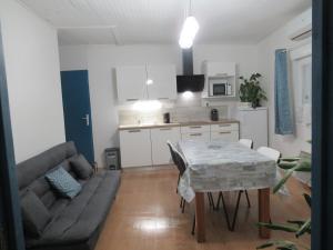 Kuchyňa alebo kuchynka v ubytovaní Gîte la Chaumette appartement Turquoise