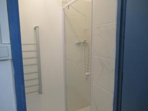 Kúpeľňa v ubytovaní Gîte la Chaumette appartement Turquoise + 4 fotografie