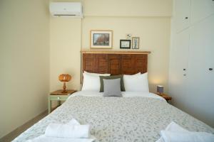 Кровать или кровати в номере Porto Rafti 2 bedrooms 4 persons apartment by MPS