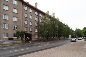 un edificio sul lato di una strada accanto a una strada di City Center Huge 3-Bedroom Apartment a Tallinn