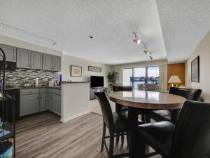 uma cozinha e sala de jantar com mesa e cadeiras em 118B Edgewater Inn em Charlevoix