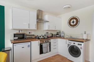 Een keuken of kitchenette bij Elegant Southampton Gems Sleeps 20