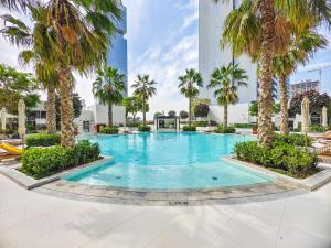 Bazén v ubytování Luxury Studio with Pool View in Vibrant Community nebo v jeho okolí