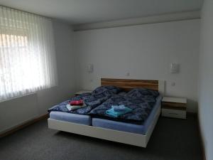 ein Schlafzimmer mit einem Bett mit zwei Handtüchern darauf in der Unterkunft Ferienwohnung Bredehöft in Gnarrenburg