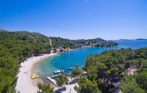 een luchtfoto van een strand met boten in het water bij Apartments Marko in Drage