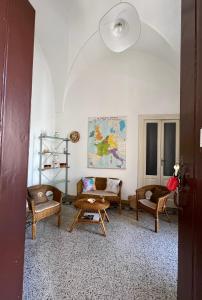 Villa CastelliにあるAppartamento Ricciのリビングルーム(椅子、テーブル付)
