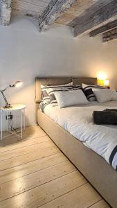Un pat sau paturi într-o cameră la Loft223