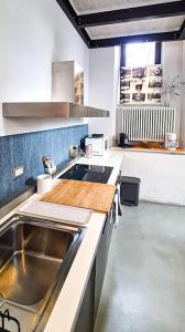 uma cozinha com um lavatório e uma bancada em Loft223 em Gli Angeli