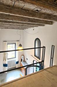 uma vista para um quarto com uma rampa e uma janela em Loft223 em Gli Angeli