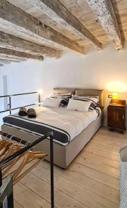 um quarto com uma cama grande num quarto em Loft223 em Gli Angeli
