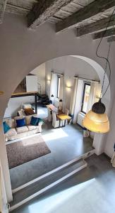 uma grande sala de estar com uma arcada numa casa em Loft223 em Gli Angeli