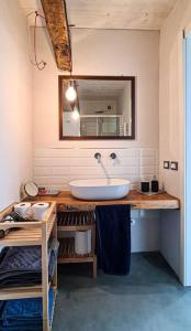 uma casa de banho com um lavatório e um espelho em Loft223 em Gli Angeli