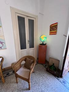 Villa CastelliにあるAppartamento Ricciのリビングルーム(椅子、ドア付)