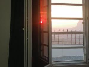 ein offenes Fenster mit Meerblick in der Unterkunft Jabal Shams bayt kawakib in Misfāh