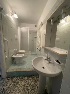 La salle de bains est pourvue d'un lavabo, d'une douche et de toilettes. dans l'établissement Appartamento vicino al mare, à Moneglia