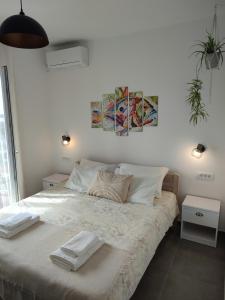 sypialnia z łóżkiem z dwoma ręcznikami w obiekcie Guest House Vuljan w Hvarze