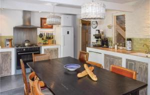 una cocina con una mesa con una cuchara de madera. en Maison Dolenne, en Périmont