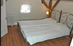 1 cama en un dormitorio con suelo de madera en Maison Dolenne, en Périmont