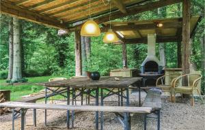 una mesa de picnic de madera con fogones en el patio en Maison Dolenne, en Périmont