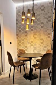 een eetkamer met een tafel en stoelen bij Apartamentos WUR in Madrid