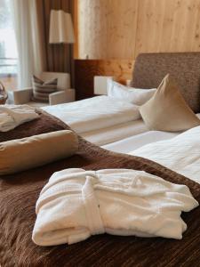 Rúm í herbergi á Spa Hotel Zedern Klang