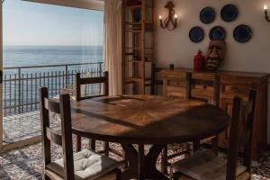 a dining room with a table and a view of the ocean at Be Your Home - Appartamento 4 camere sul Mare scesa al mare privata in Santa Marinella