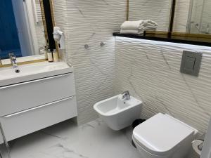 Kúpeľňa v ubytovaní Apartament Faltom 26 Yacht Park z tarasem