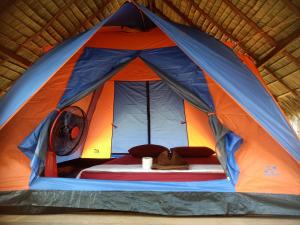 Tenda arancione e blu con un letto. di Bunnan Bungalows a Koh Rong Island