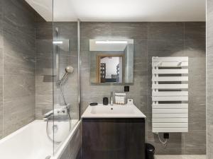Kúpeľňa v ubytovaní Appartement spacieux avec accès bien-être, proche des pistes et du centre de Megève - FR-1-569-46 + 9 fotografií