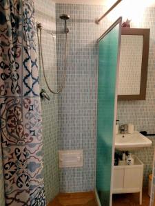 La salle de bains est pourvue d'une douche et d'un lavabo. dans l'établissement Domus vacanze Alfieri, à Manfredonia