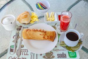 una mesa con un plato de comida y una taza de café en FRIENDLY AQP en Arequipa