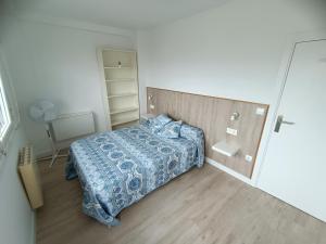 1 dormitorio con 1 cama con manta azul en SM18 Apartment en San Sebastián