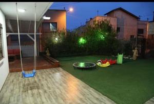 une cour avec une aire de jeux dotée d'un trampoline dans l'établissement Aseel hostel, à Majdal Shams
