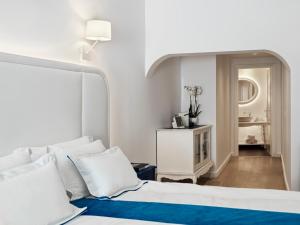 Postel nebo postele na pokoji v ubytování Katikies Santorini - The Leading Hotels Of The World
