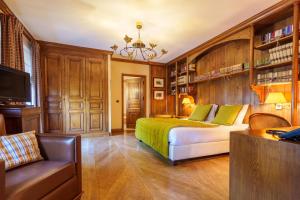 - une chambre avec un lit et un canapé dans l'établissement Les Jardins d'Anaïs, à Luxembourg