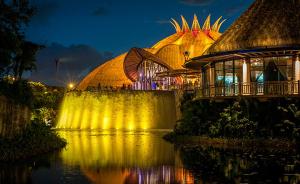 um grande edifício com uma cúpula ao fundo em Resort Vidanta Riviera Maya em Puerto Morelos