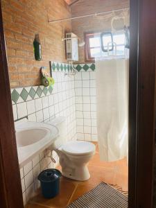 La salle de bains est pourvue de toilettes et d'un lavabo. dans l'établissement Chalé buraco do tatu, à Conceição da Ibitipoca