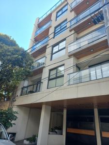 un edificio con balcones en un lateral en Departamento centrico en Salta