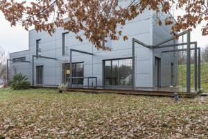 dom z dużymi oknami i dziedzińcem w obiekcie La Conserverie, maison atypique et au calme w mieście Blois