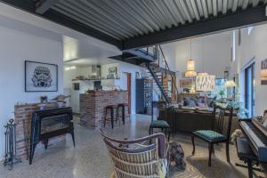 uma sala de estar com um piano e uma sala de estar com uma lareira em La Conserverie em Blois