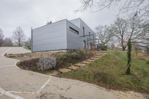 budynek przy drodze w obiekcie La Conserverie, maison atypique et au calme w mieście Blois +4 zdjęcia