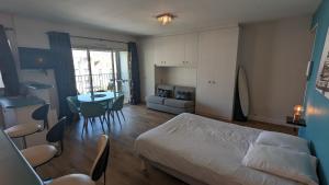 1 dormitorio con 1 cama, mesa y sillas en Studio Vieux Port 3 étoiles, en Cannes