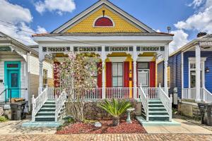 una casa colorida con un colorido porche delantero en New Orleans Vacation Rental with Private Patio!, en Nueva Orleans