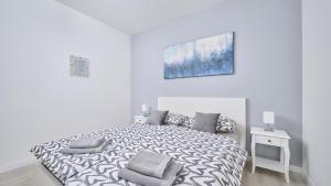 1 dormitorio blanco con 1 cama grande y 1 silla en Apartment Igor en Novigrad Istria